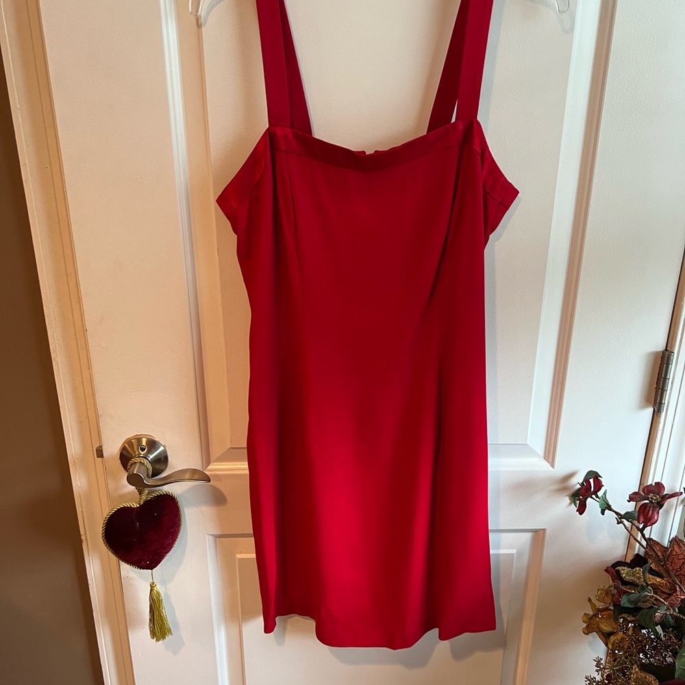 Woman’s Red Dress size 12 small back slit, Rayon - Picture 9 of 13